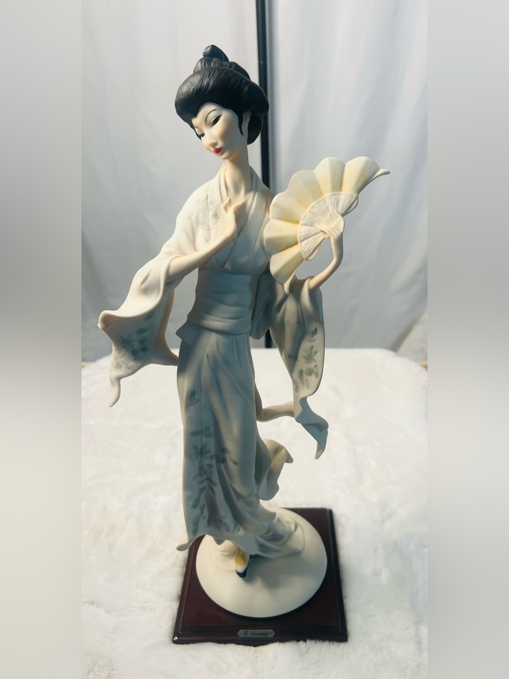 Giuseppe Armani Cream Porcelain Geisha Figurine with Pale Yellow Fan
